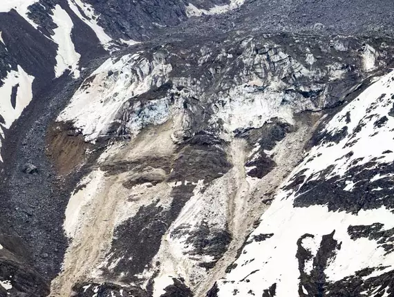 Ghiacciaio con neve e rocce Ghiacciaio con neve e rocce